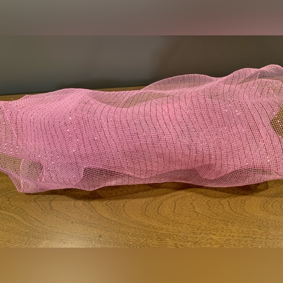 Pink Deco Mesh w/ Metallic Wire,Like New, 20”W by 55” L loose measurement - Picture 5 of 9